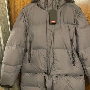 Tumi puffer jacket transforms into vest with zip-off sleeve never. worn before